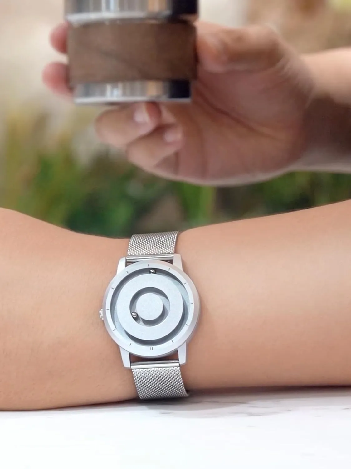 EUTOUR Magnetic Bead Analog Watch - Stainless Steel Strap and Unique Pointer Design, Unisex Magnetic Watches, Super Strong Magnetic Drive Men's Watch