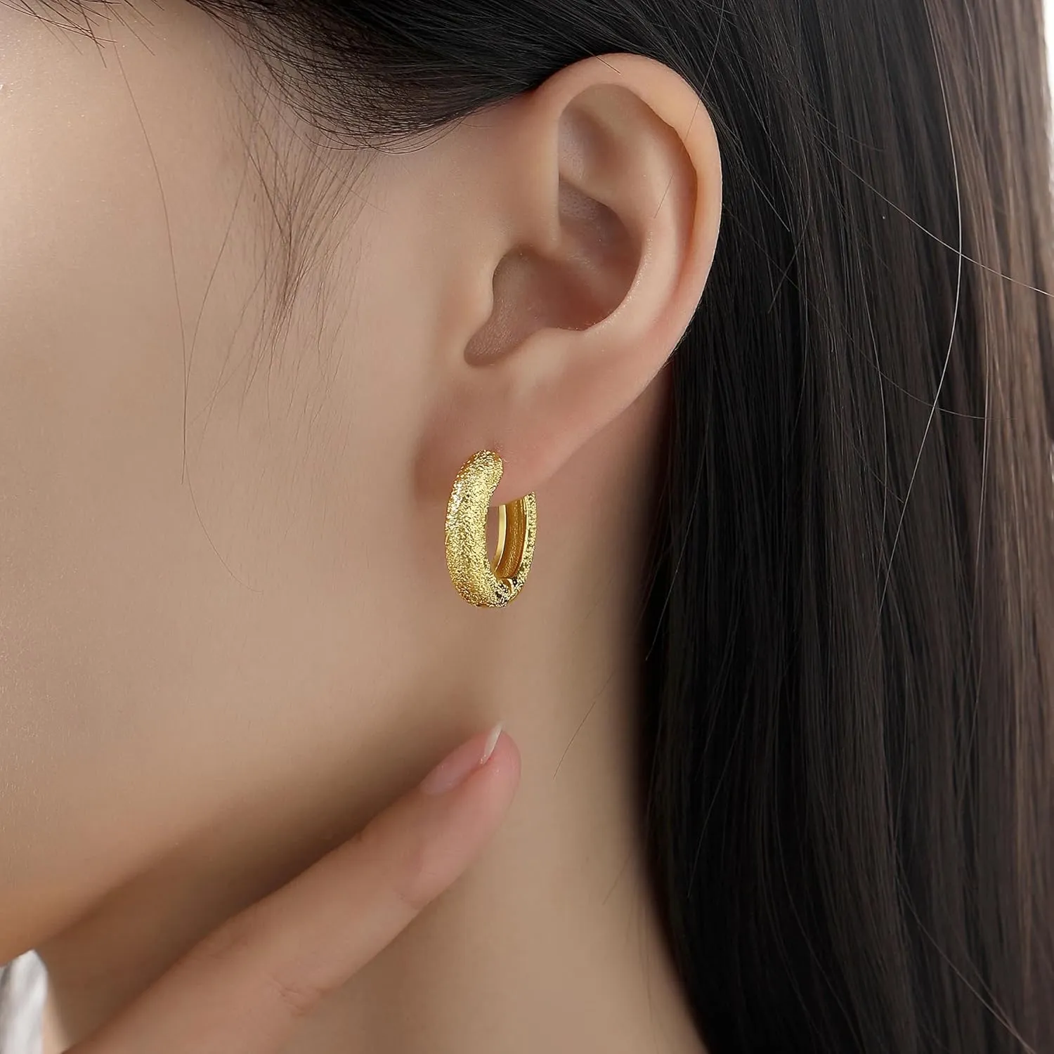 Vintage Textured Huggie Hoop Earrings Stud Earrings for Women, 18K Gold Plated Chunky Hoop Earrings, Hammered Heart Oval Round Disc Earrings