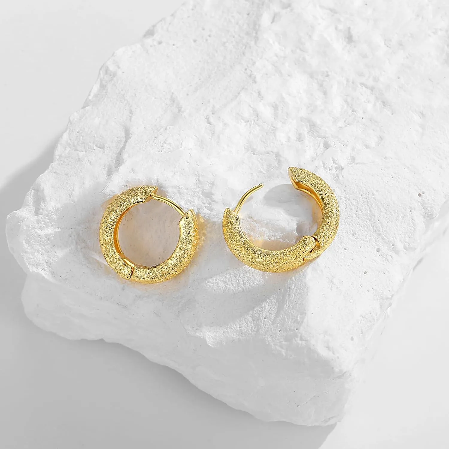 Vintage Textured Huggie Hoop Earrings Stud Earrings for Women, 18K Gold Plated Chunky Hoop Earrings, Hammered Heart Oval Round Disc Earrings