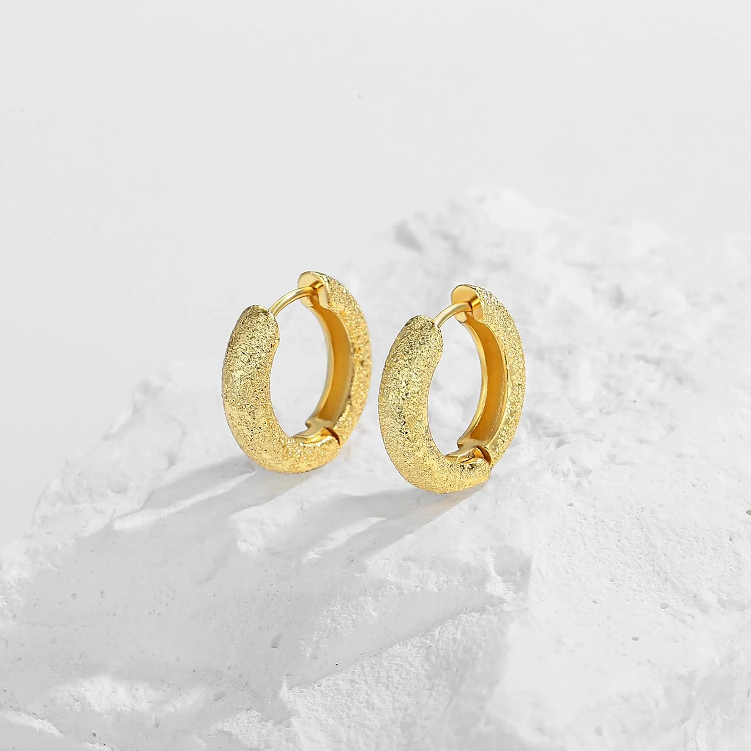 Vintage Textured Huggie Hoop Earrings Stud Earrings for Women, 18K Gold Plated Chunky Hoop Earrings, Hammered Heart Oval Round Disc Earrings