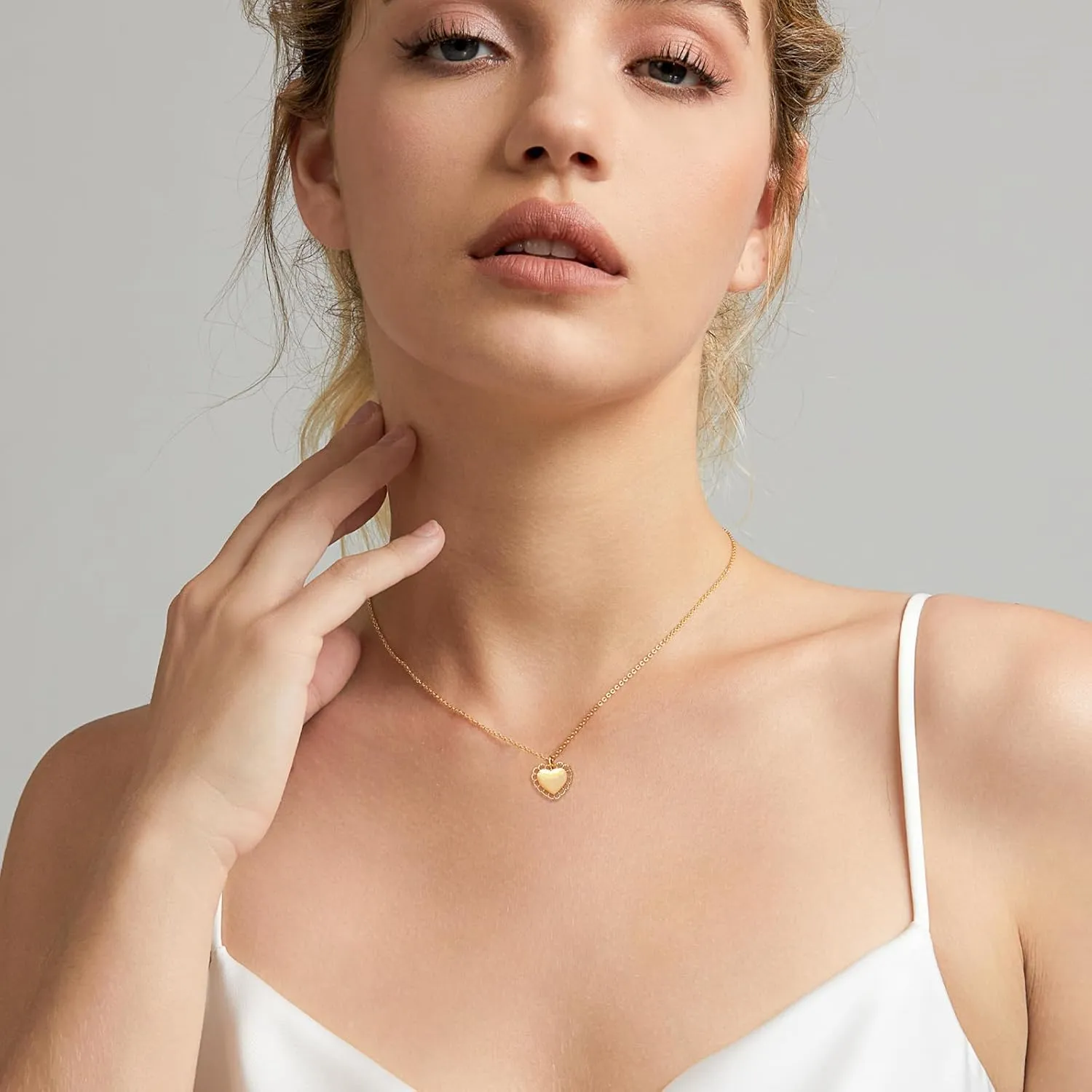 Zeffy Dainty Gold Heart Necklace for Women Trendy 14K Gold/Silver Plate Cute Heart Pendant Choker Necklaces Gold Love Heart Chain Necklace for Women Dainty Gold Jewelry Gifts for Women