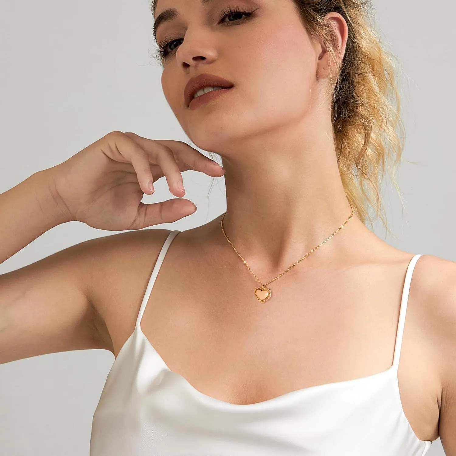 Zeffy Dainty Gold Heart Necklace for Women Trendy 14K Gold/Silver Plate Cute Heart Pendant Choker Necklaces Gold Love Heart Chain Necklace for Women Dainty Gold Jewelry Gifts for Women